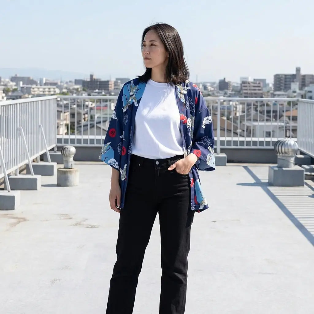 Kimono japonais orné de motifs d'oiseaux sur un toit urbain