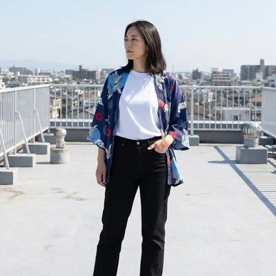 Kimono japonais orné de motifs d'oiseaux sur un toit urbain