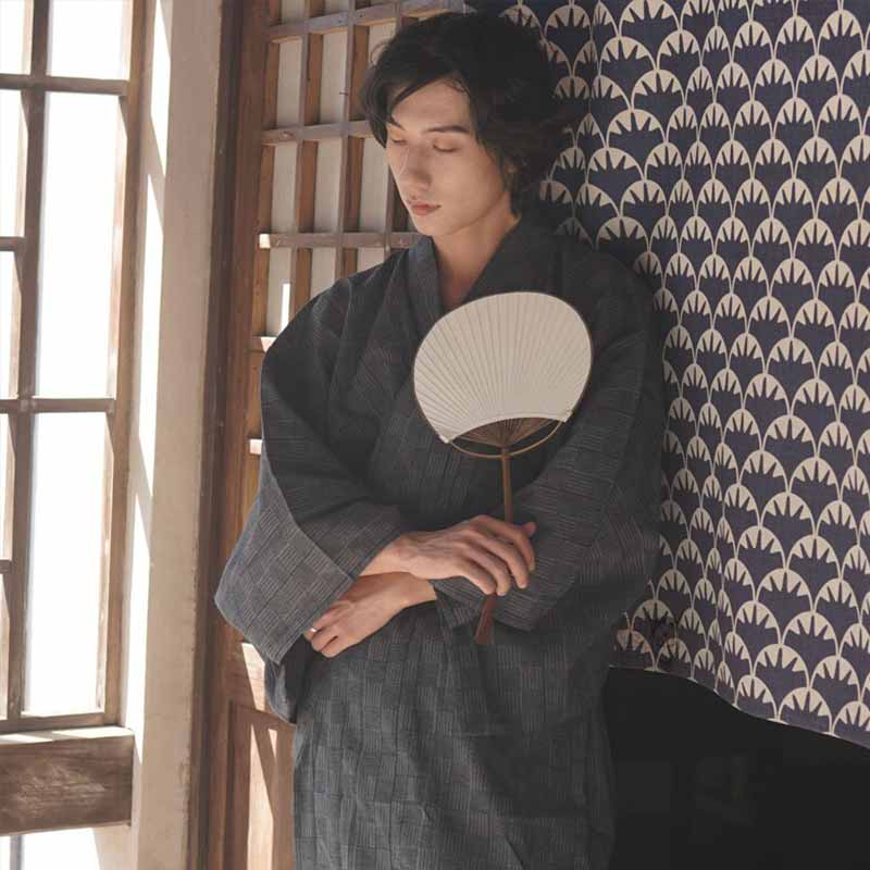 Pour un style nippon, enfilez un kimono japonais samourai homme. Cet individu tient dans la main un éventail Uchiwa