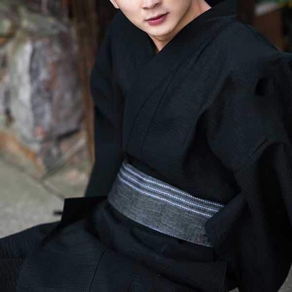 Un individu asiatique est habillé avec un kimono japonais traditionnel homme-noir