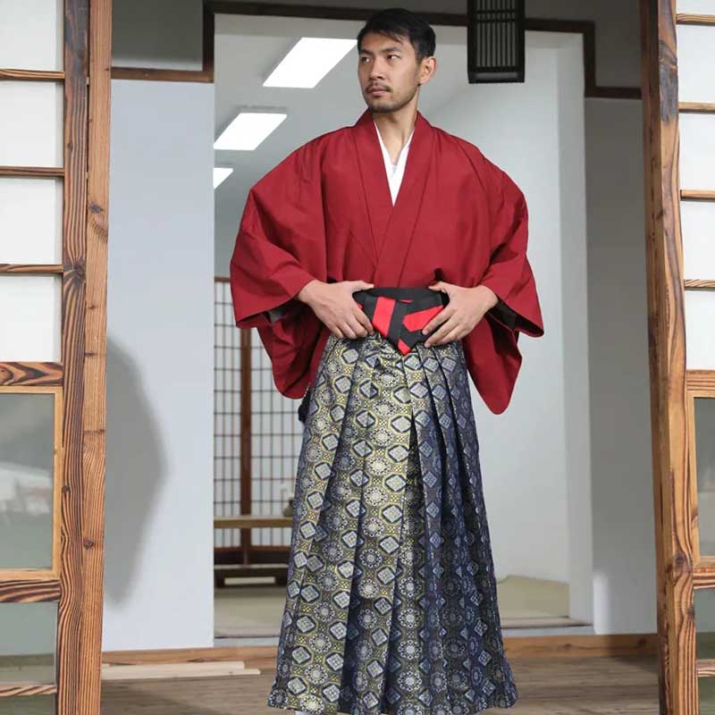 Pour un look samouraï, enfilez un kimono japonais traditionnel pour homme et une ceinture japonaise Obi