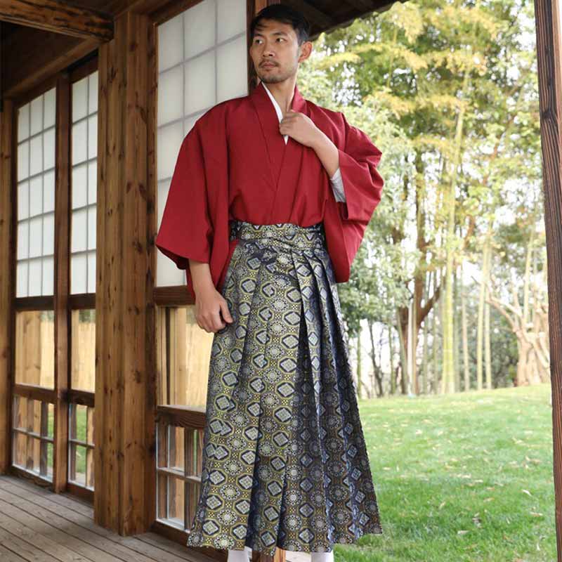 Pour une tenue samouraï, habillez-vous avec un kimono japonnais traditionnel homme. La tenue s'enfile avec un pantalon hakama
