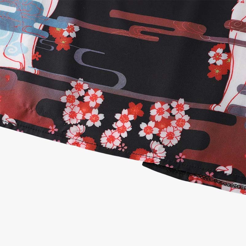 Ce kimono kitsune noir est imprimé de fleurs de sakura blanches.