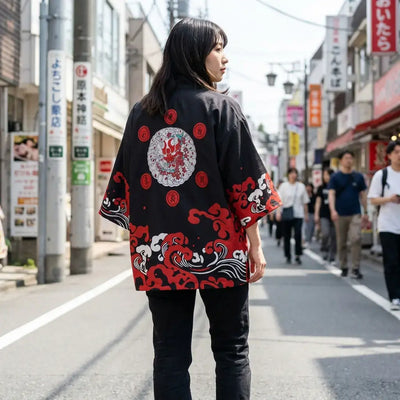Kimono Ete Homme porté par une femme dans une pièce japonaise traditionnelle