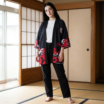 Kimono oni rouge porté ouvert dans une pièce avec des shoji