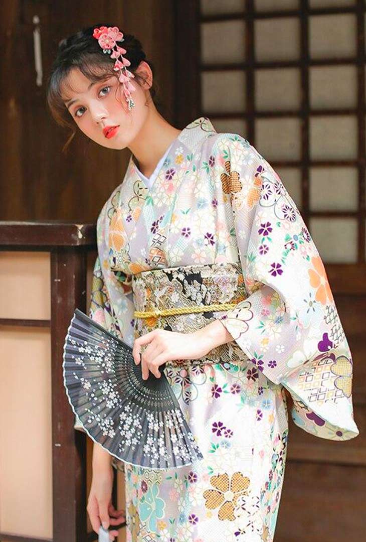Kimono sakura femme porté avec élégance