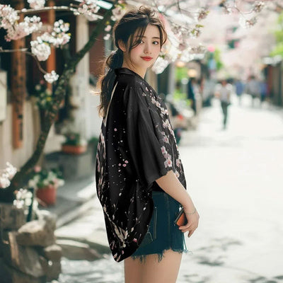 Cette veste haori japonaise pour femme est un kimono Sakura de style Kyoto, inspiré de l'artisanat traditionnel japonais et de la beauté des saisons