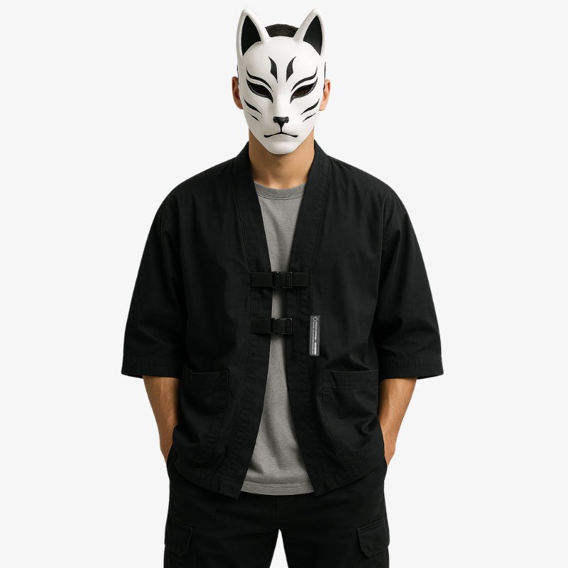 Une veste kimono techwear Haori  de couleur noire alliant les couches traditionnelles japonaises à un design utilitaire moderne, idéale pour un look streetwear élégant.