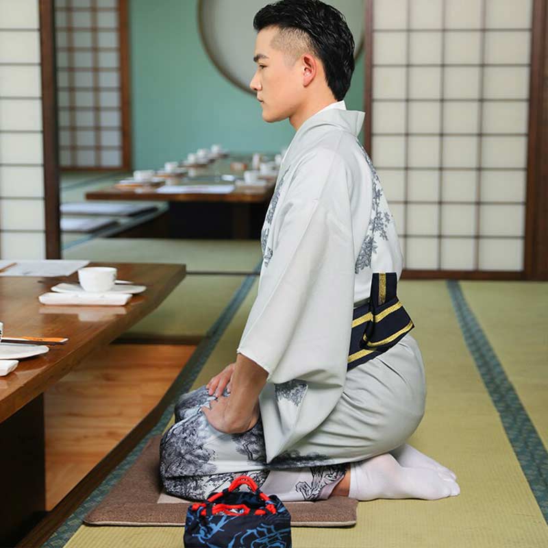 Pour participer à la cérémonie du thé, portez un kimono traiditonnel homme Japon avec une ceinture japonaise Obi