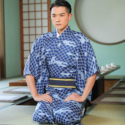Un japonais est assis et est habillé avec un kimono traditionnel homme pour participer à la cérémonie du thé