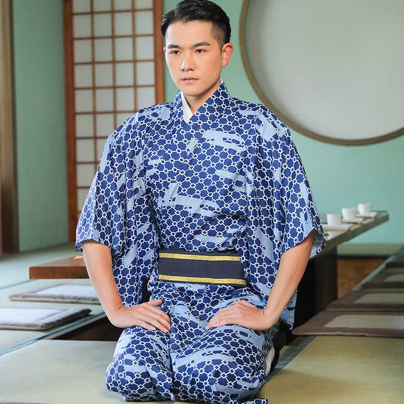 Un japonais est assis et est habillé avec un kimono traditionnel homme pour participer à la cérémonie du thé