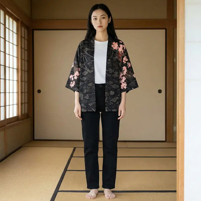 Kimono Dragon Homme porté par une femme dans une pièce japonaise traditionnelle