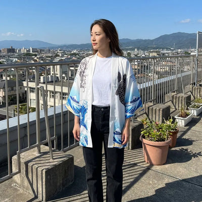 Kimono coverup vague de Kanagawa sur une terrasse avec des plantes en pot