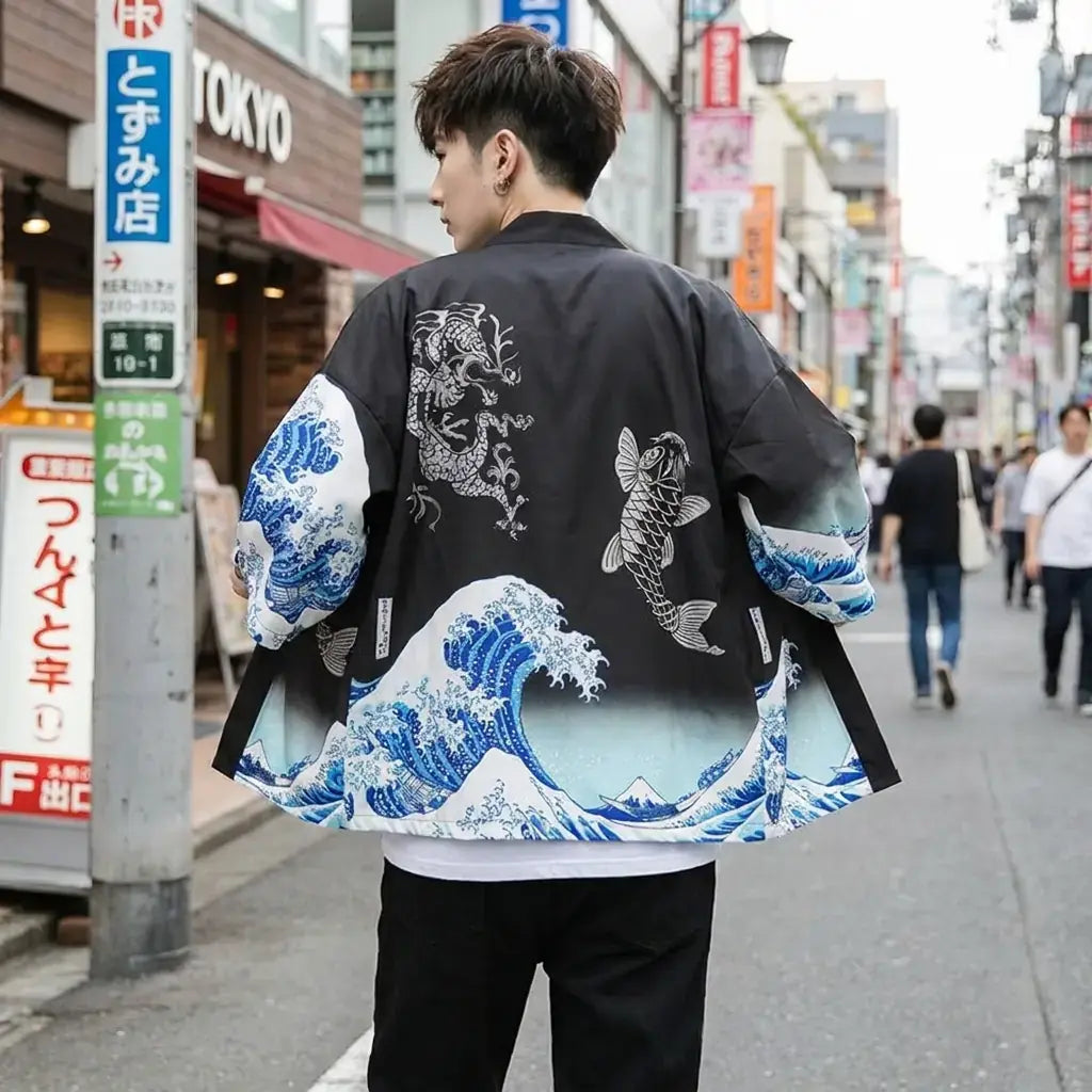 Kimono Veste Homme porté par un homme dans une pièce japonaise traditionnelle, vue de face