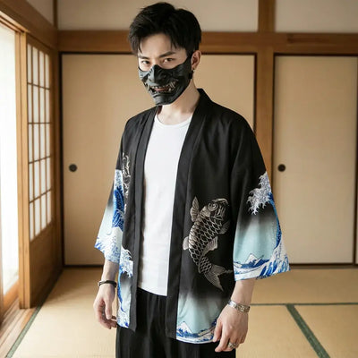 Kimono Veste Homme porté par un homme dans une pièce japonaise traditionnelle, vue de face