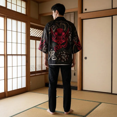 Vue arrière d'un kimono yokai dans une pièce washitsu, montrant le motif complet au dos