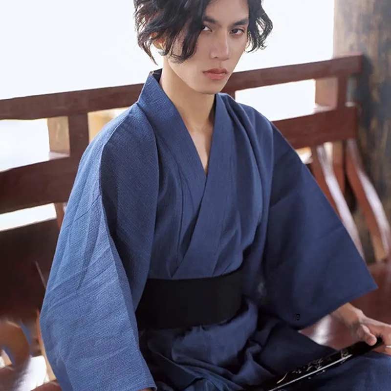 Un japonais porte un kimono yukata homme et une ceinture obi noir à la taille