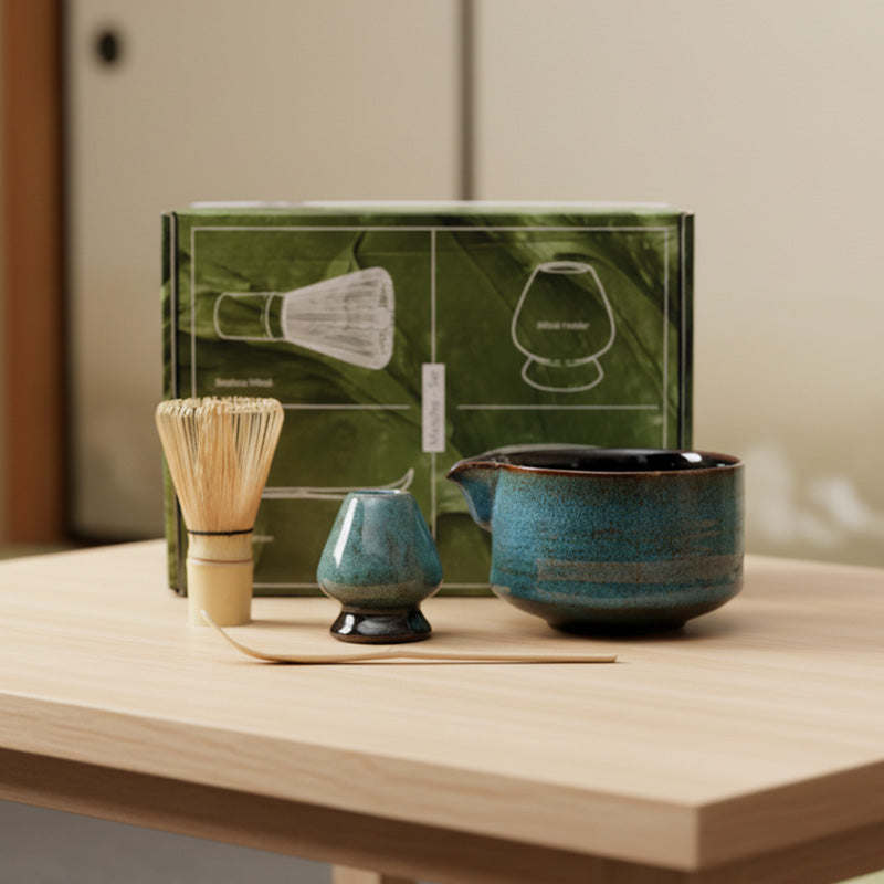 Kit à thé matcha avec théière, tasses et coffret posés sur un plan de travail en bois