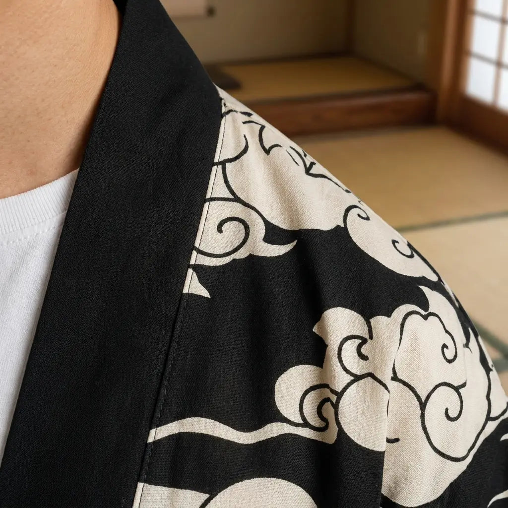 Gros plan sur le tissu imprimé et la manche d'un haori Oni et Kitsune