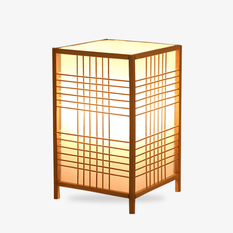Lampe traditionnelle japonaise carrée en bois avec motif à grille shoji sur fond blanc
