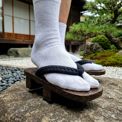 Gros plan sur la lanière hanao cordée noire des geta