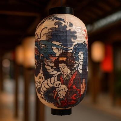 Lanterne chochin japonaise suspendue avec motif ukiyo-e représentant une geisha, un dragon et un chat japonais sur fond flou