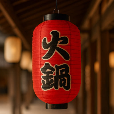 Lanterne Chochin rouge avec caractères kanji noirs suspendue à l'intérieur