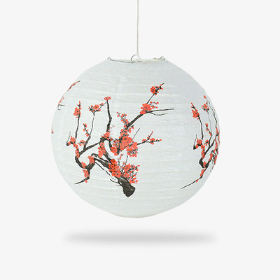 Une lanterne japonaise en papier avec un dessin de cerisier japonais et des fleurs de sakura rouge