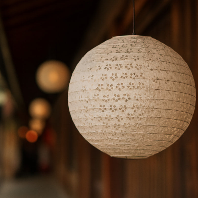 Lanterne Japonaise Jardin en papier washi blanc suspendue en extérieur