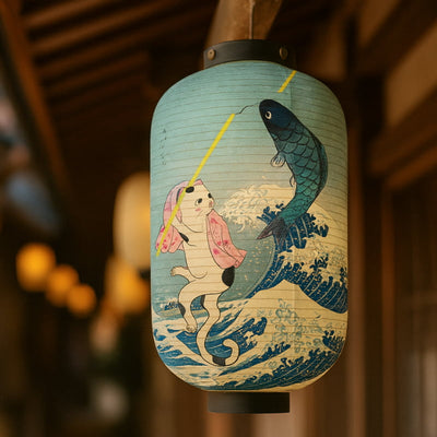 Lanterne japonaise traditionnelle décorative avec un chat Maneki Neko, une carpe koï et la vague de Kanagawa d'Hokusai en arrière-plan flou