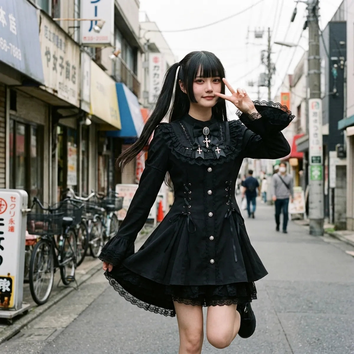 Look de rue gothique à Harajuku, avec les manchettes en dentelle évasées et l'ourlet froncé capturés en mouvement.