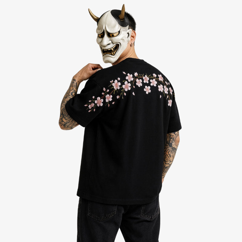 Homme portant un t-shirt sakura noir avec un masque Hannya