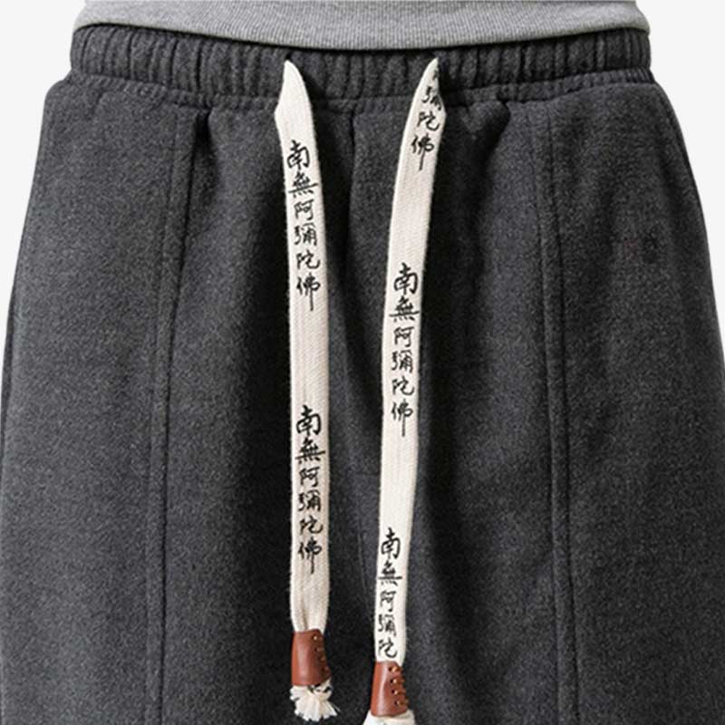 Look streetwear japonais avec pantalon jogger