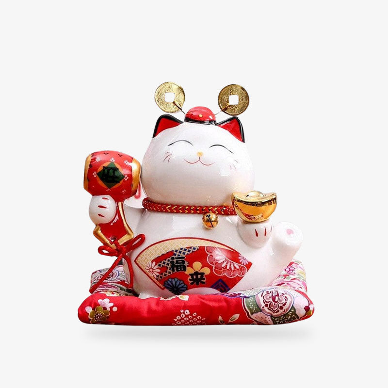 ce lucky cat maneko neko est un chat porte bonheur japonaise de couleur blanche. Il est fabriqué en céramique. Il tient dans la patte un maillet porte-bonheur. Peinture rouge faite à la main avec un dessin d'éventail japonais