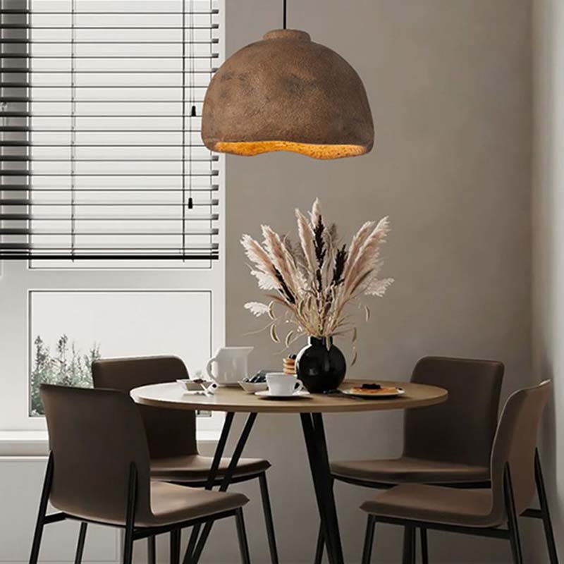 Lustre japonais marron avec table en bois et quatre chaises