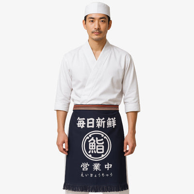 Maekake japonais en coton bleu marine orné de kanji blancs, idéal pour les passionnés de cuisine japonaise