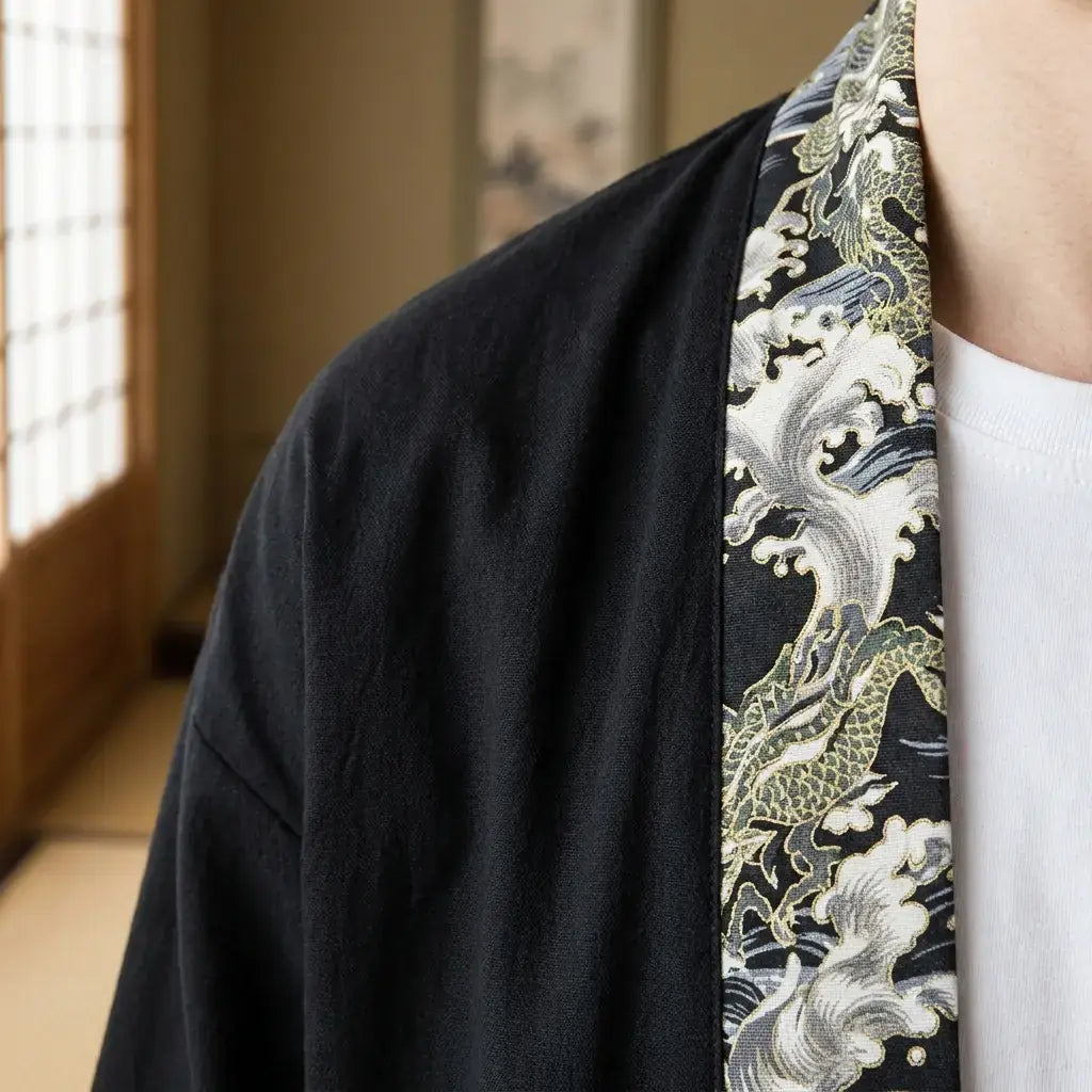 Gros plan sur le tissu et la manche du veste haori