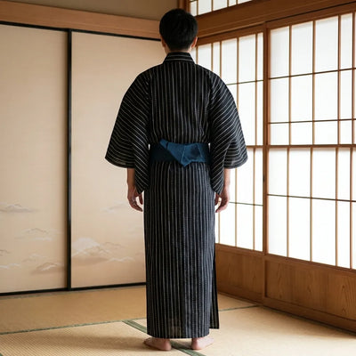 Détail des manches trois-quarts du kimono noir