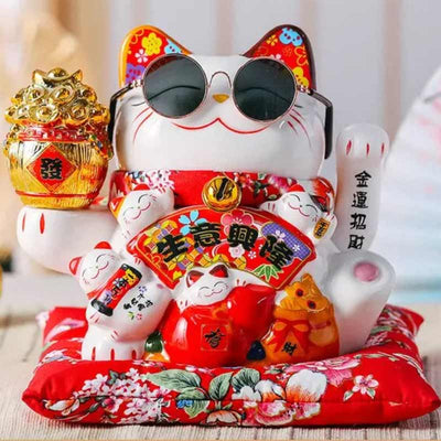 Maneki Neko chat japonais avec éventail Sensu et coussin rouge