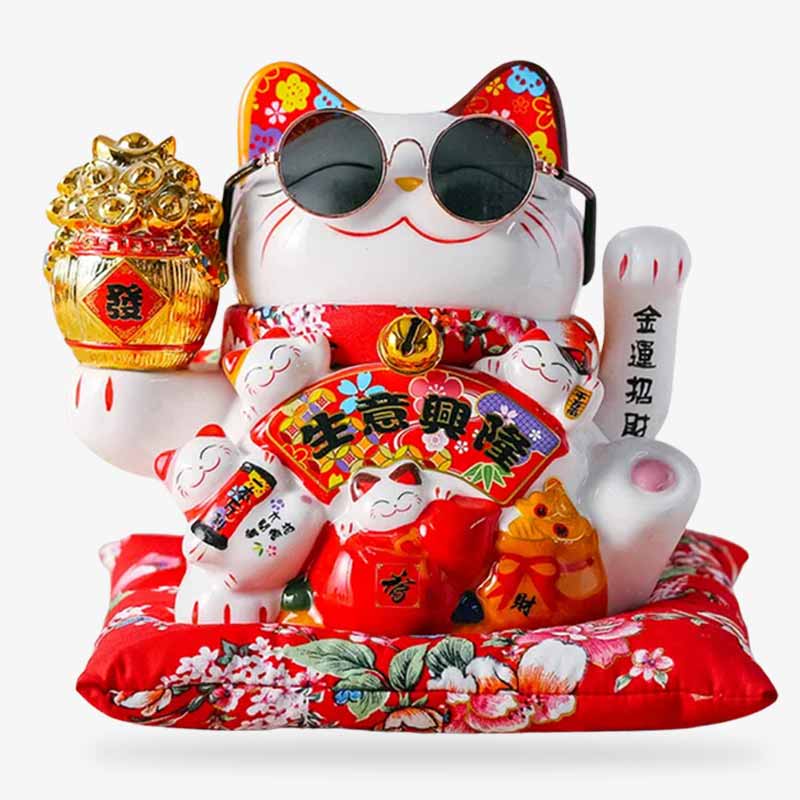 Ce chat porte-bonheur est un maneki neko japonais. C'est le chat porte-bonheur qui lève sa patte gauche poru attirer la chance et la bonne fortune