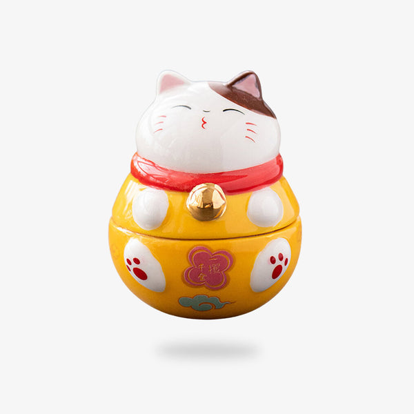 Le maneki-neko jaune est un porte bonheur en forme de tête de chat mignon