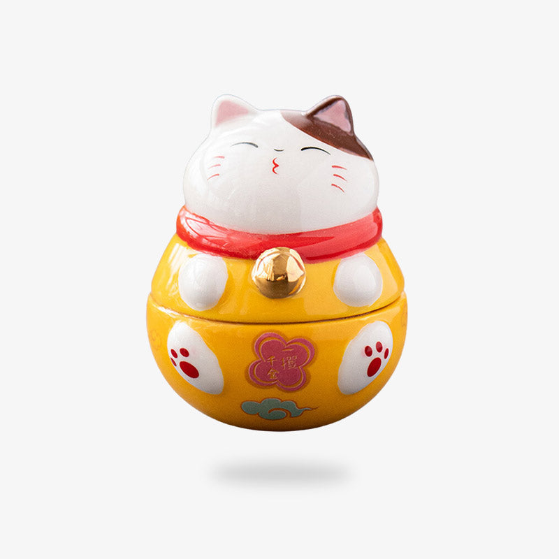 Le maneki-neko jaune est un porte bonheur en forme de tête de chat mignon