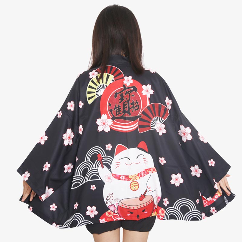 Une femme de dos est habillé avec une veste noire maneki neko kimono. Des motifs de nuages, kanji rouge et éventails sensu sont aussi imprimés sur le tissu léger du vêtement japonais