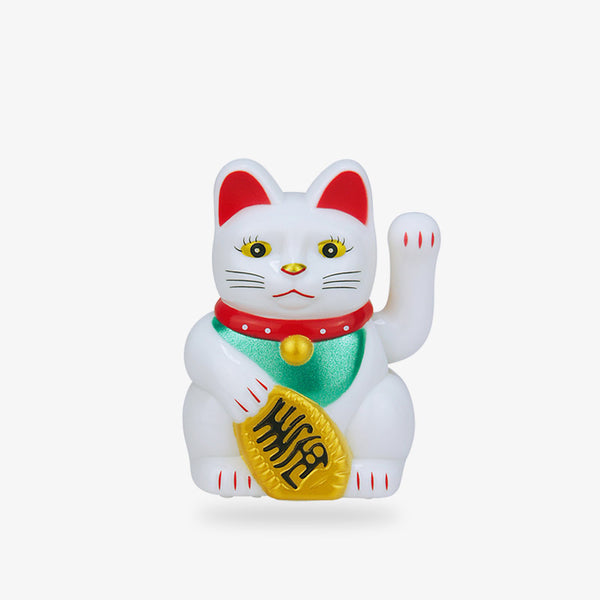 Ce maneki neko lucky cat est une statuette de chat porte-bonheur japonais. Le chat japonais blanc tient dans la patte une pièce doré. Sa seconde patte est levée. Le chat maneki neko symbolise la chance et la bonne fortune