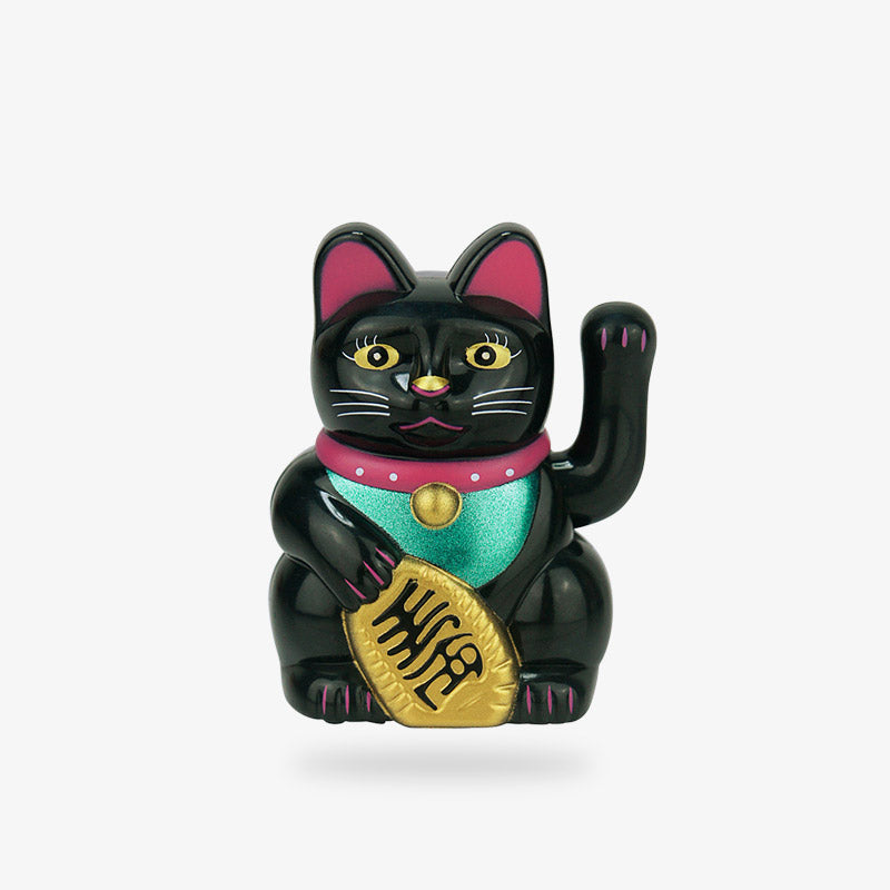 Ce chat porte-bonheur est un maneki neko solaire de couleur noire. La fabrication du chat japonais porte-bonheur est le PU. La statuette tient une pièce Koban or dans la patte droite. La patte gauche est levée et en mouvement grâce à un fonctionnement à l'energie solaire