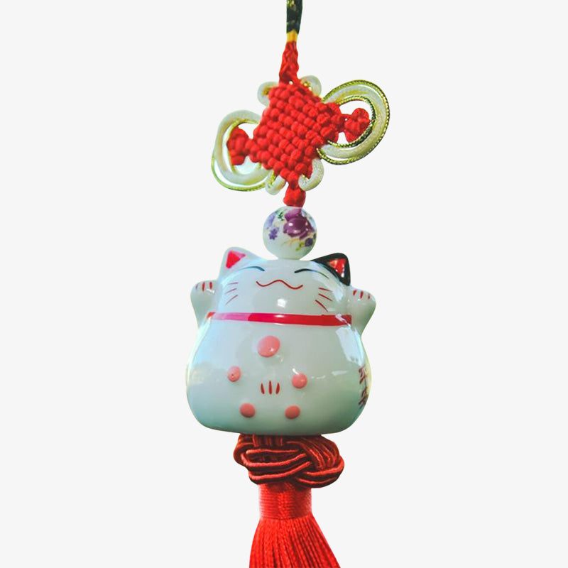 Ce maneki neko voiture est un chat porte-bonheur japonais a accrocher sur son retroviseur. Le chat est blanc et fabriqué en céramique. Il est suspendu par un fil de couleur rouge
