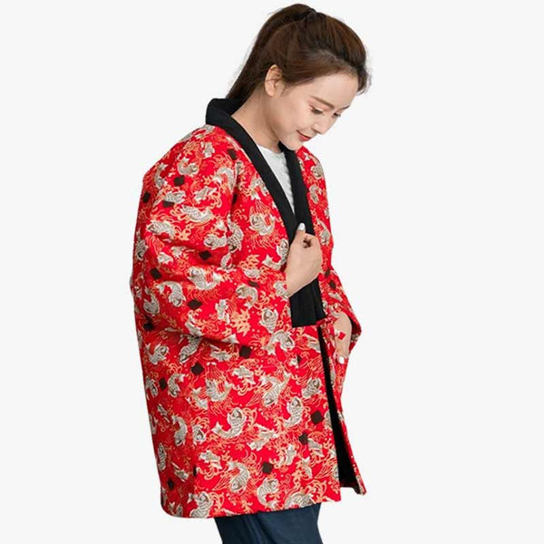 UN manteau hante japonais pour femme de couleur rouge avec des motifs de carpe koi