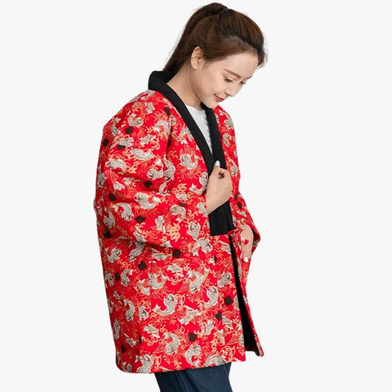 UN manteau hante japonais pour femme de couleur rouge avec des motifs de carpe koi