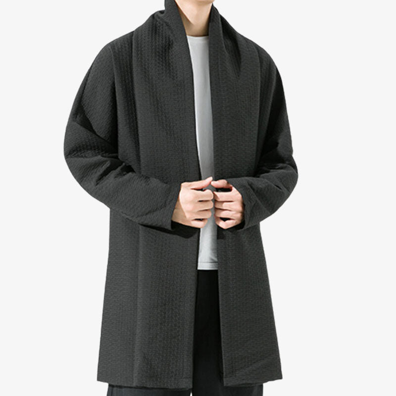 Ce manteau japonais homme est de couleur noir