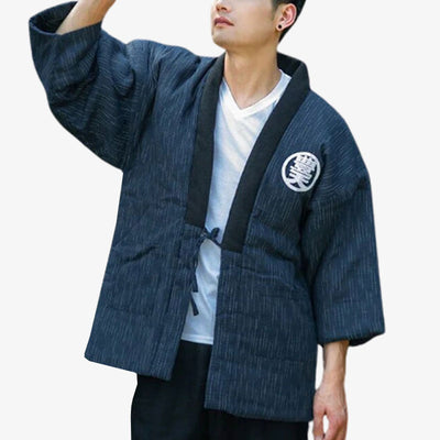 Un homme est habillé avec un manteau japonais traditionnel hanten